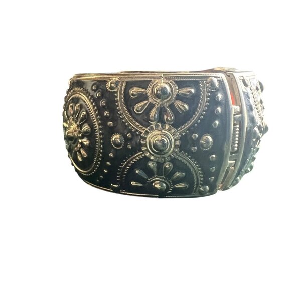 Vintage Silver Tone Cameo Bracelet With Ornate Floral Design & Intricate Detaili - Picture 4 of 5